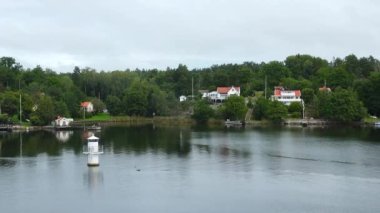 İsveç. Stockholm Takımadaları 'na yelken aç. Rocky Adası 'ndaki İsveç Ahşap Kulübesi. Stockholm Takımadaları 'ndaki güzel evler ve yazlık evler..