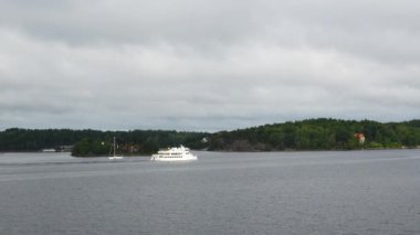 İsveç. Stockholm Takımadaları 'na yelken aç. Rocky Adası 'ndaki İsveç Ahşap Kulübesi. Stockholm Takımadaları 'ndaki güzel evler ve yazlık evler..