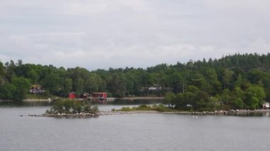 İsveç. Stockholm Takımadaları 'na yelken aç. Rocky Adası 'ndaki İsveç Ahşap Kulübesi. Stockholm Takımadaları 'ndaki güzel evler ve yazlık evler..