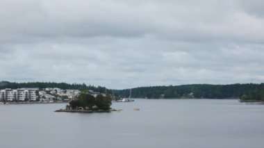 İsveç. Stockholm Takımadaları 'na yelken aç. Rocky Adası 'ndaki İsveç Ahşap Kulübesi. Stockholm Takımadaları 'ndaki güzel evler ve yazlık evler..