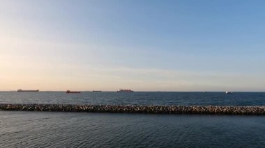 Denizde tanker, kargo gemileri. Petrol Tanker Gemisi. Ulaşım lojistiği, denizcilik kavramı.
