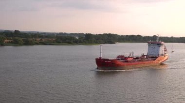 Denizde tanker, kargo gemileri. Petrol Tanker Gemisi. Ulaşım lojistiği, denizcilik kavramı.