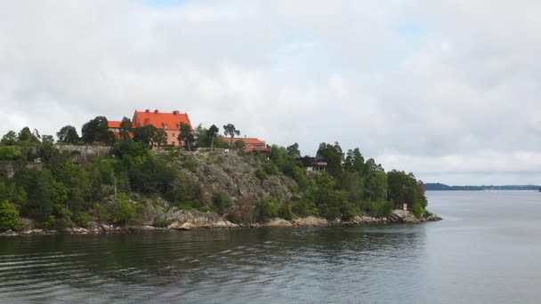Svédország Vitorlázz Stockholmi Szigetvilágban Csodálatos Svéd Ház Rocky Island Gyönyörű — Stock videók