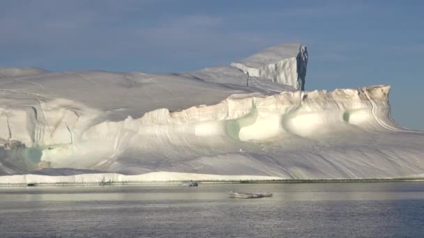 アイスバーグ 自然の不思議 南極の氷河を融解する巨大な浮遊氷河 地球温暖化と気候変動 南極とグリーンランドの雪山と氷河の海岸の風景 — ストック動画