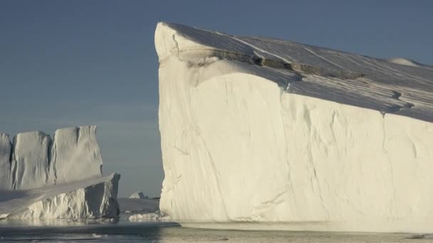 Айсберги Чудеса Природы Гигантский Плавающий Айсберг Таяния Ледника Антарктиде Глобальное — стоковое видео