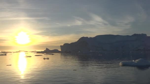Айсберги Чудеса Природы Гигантский Плавающий Айсберг Таяния Ледника Антарктиде Глобальное — стоковое видео
