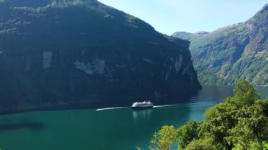 Güzel doğa. Norveç fiyortları. Norveç fiyortlarının hava aracı görüntüleri..