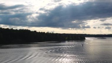 İsveç. Idyllic Stockholm takımadaları. Rocky Adası 'ndaki İsveç Ahşap Kulübesi. Geleneksel kırmızı yazlık evler. Stockholm Takımadaları. Sahilde kulübeler ve saunalar