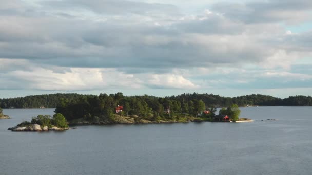 スウェーデン イディエリック ストックホルム諸島スタイル ロッキー島の驚くべきスウェーデンの木製のログキャビンハウス 伝統的な赤い夏の家 ストックホルム諸島 海岸のコテージとサウナ — ストック動画