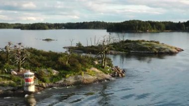 İsveç. Idyllic Stockholm takımadaları. Rocky Adası 'ndaki İsveç Ahşap Kulübesi. Geleneksel kırmızı yazlık evler. Stockholm Takımadaları. Sahilde kulübeler ve saunalar