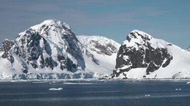 Doğa. Buzdağları. Küresel ısınma probleminde Kuzey Kutbu kış manzarası. Buzdağları turkuaz okyanus koyunda erir. Kutup doğasında buzullar. Çöl beyazları ülkesi. Hava ve iklim değişikliği.
