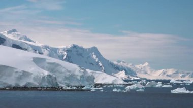 Doğa. Buzdağları. Küresel ısınma probleminde Kuzey Kutbu kış manzarası. Buzdağları turkuaz okyanus koyunda erir. Kutup doğasında buzullar. Çöl beyazları ülkesi. Hava ve iklim değişikliği.