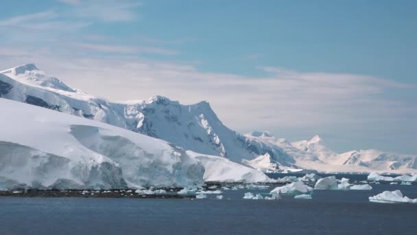 大自然 Icebergs 北极冬季景观面临全球暖化问题 冰山在绿松石湾融化 极地自然环境中的冰川 沙漠白色土地 天气与气候变化 — 图库视频影像
