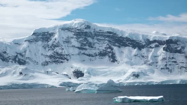 自然に アイスバーグ 地球温暖化問題における北極の冬の風景 ターコイズ海岸で氷山が溶け出した 極地の自然環境にある氷河 砂漠の白い土地 気象と気候変動について — ストック動画