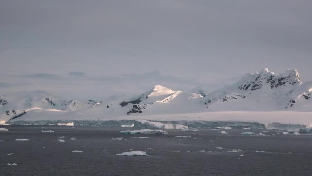 自然に アイスバーグ 地球温暖化問題における北極の冬の風景 ターコイズ海岸で氷山が溶け出した 極地の自然環境にある氷河 砂漠の白い土地 気象と気候変動について — ストック動画