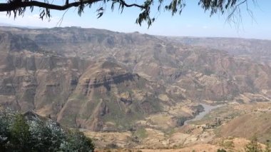 Etiyopya 'daki dağların manzarası. Afrika çöl manzarası. Simien Ulusal Parkı, macera yolculuğu ve Etiyopya Afrika 'daki doğal manzaralar.