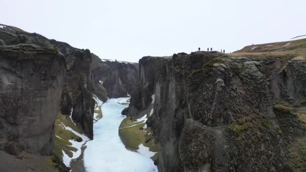 アイスランド 自然に 冬の凍った滝 有名な滝 冬の凍った滝 雪と氷の魔法の冬の場所 巨大な流れを持つ純粋な氷河水 — ストック動画