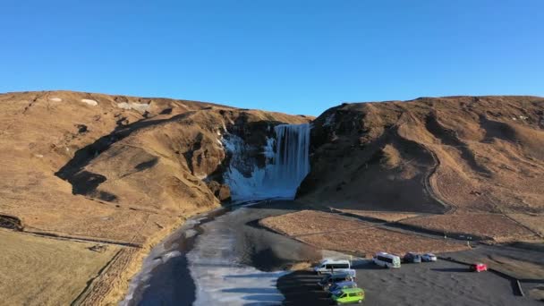 アイスランド 自然に 冬の凍った滝 有名な滝 冬の凍った滝 雪と氷の魔法の冬の場所 巨大な流れを持つ純粋な氷河水 — ストック動画