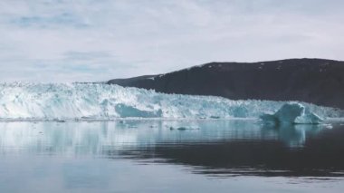 Buzul. Svalbard. Svalbard Spitsbergen Norveç buzdağları arasında yol alıyoruz. Kutup Denizi buzulu denizdeki buz bloklarıyla çevrili..