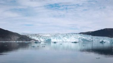 Buzul. Svalbard. Svalbard Spitsbergen Norveç buzdağları arasında yol alıyoruz. Kutup Denizi buzulu denizdeki buz bloklarıyla çevrili..