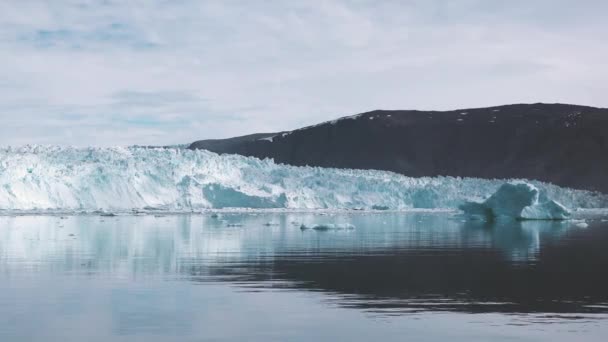 グレイシャー スヴァルバード スヴァルバード スピッツベルゲン ノルウェー間の航海 北極海氷河が海の氷のブロックで抜け出した — ストック動画