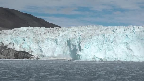 Gletsjer Spitsbergen Zeilen Tussen Ijsbergen Spitsbergen Noorwegen Arctische Zee Gletsjer — Stockvideo