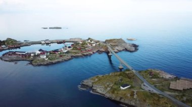 Doğa. Güzel manzara. İHA görüntüsü. Denizin Üzerinde Güzel Bir Köprü, Şehrin Üzerinde Uçan İnsansız Hava Aracı, Lofoten, Norveç