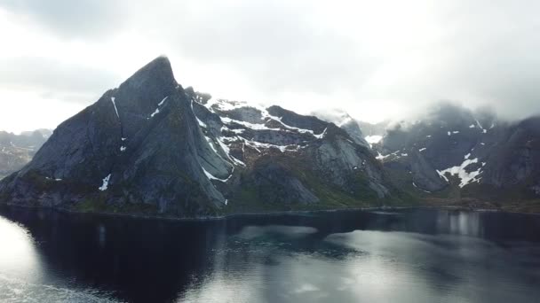 大自然 美丽的风景 无人机视图 空中大桥的美丽镜头 无人机飞越城镇 挪威罗浮敦 — 图库视频影像