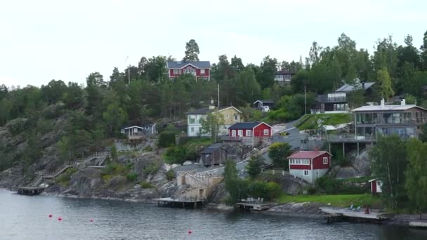 Huisjes Aan Oever Van Een Pittoresk Fjord Prachtige Natuur Een — Stockvideo