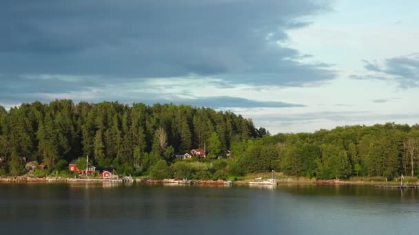 Vendégházak Egy Festői Fjord Partján Gyönyörű Természet Egy Festői Falu — Stock videók