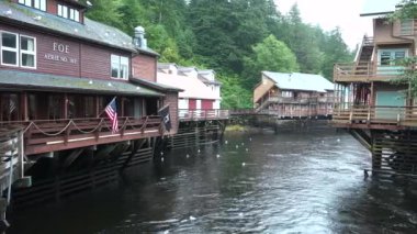 Ketchikan, Alaska, ABD - Ağustos 2021: Alaska. Ulusal Tarih Bölgesi. Alaska 'nın ünlü turizm merkezi Alaska yolcu gemisi Ketchikan' da. Alaska 'daki Creek Caddesi.
