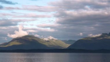 Dramatik gökyüzü. Deniz Burnu. İnanılmaz rengarenk. Doğanın güzel ışığı bulutlu gökyüzü. Bulutlar uzaklaşıyor. Fantastik doğal gün batımı denizi