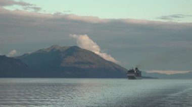 Dramatik gökyüzü. Deniz Burnu. İnanılmaz rengarenk. Doğanın güzel ışığı bulutlu gökyüzü. Bulutlar uzaklaşıyor. Fantastik doğal gün batımı denizi