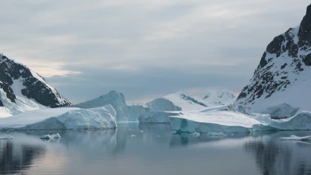 Icebergs 在海洋中融化的冰山碎片 巨大的冰川碎片 冰川正在世界的北部融化 北极冰川 水面上美丽的倒影南极景观 — 图库视频影像