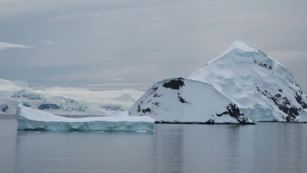 Icebergs 在海洋中融化的冰山碎片 巨大的冰川碎片 冰川正在世界的北部融化 北极冰川 水面上美丽的倒影南极景观 — 图库视频影像