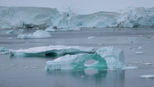 Icebergs Derretendo Iceberg Pedaços Oceano Mar Enorme Pedaço Glaciar Glaciares — Vídeo de Stock
