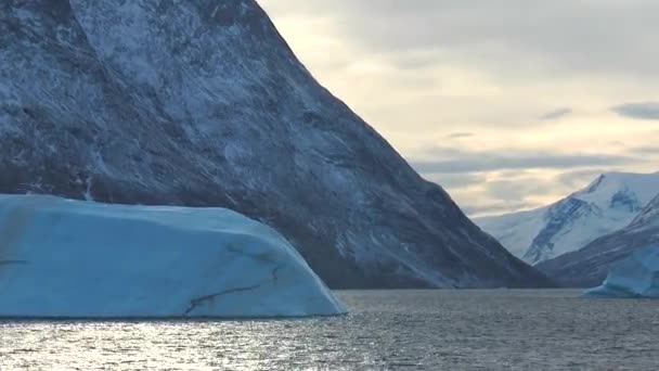 Icebergs 北极冰川 巨大的冰川碎片 冰川正在世界的北部融化 北极冰川 水面上美丽的倒影南极景观 — 图库视频影像