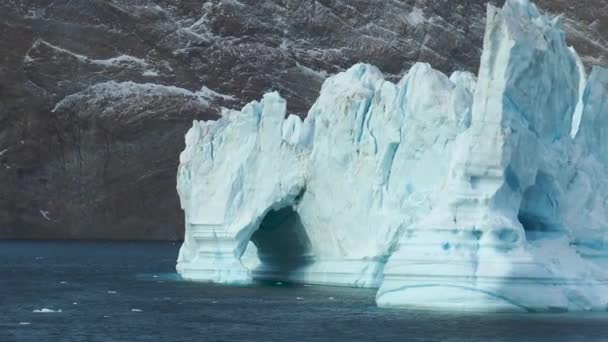 Ijsbergen Arctische Gletsjer Enorme Stuk Gletsjer Gletsjers Smelten Noordelijke Cirkel — Stockvideo