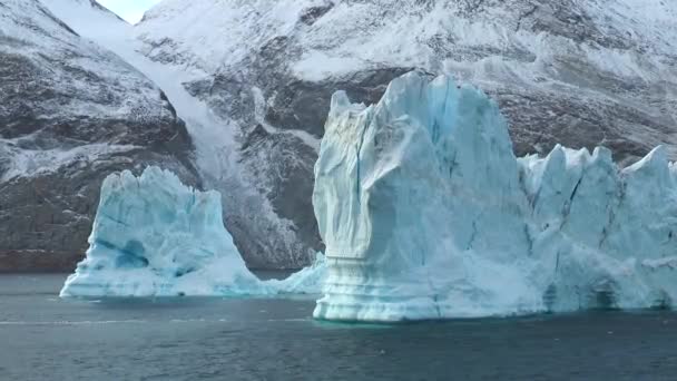 Icebergs 北极冰川 巨大的冰川碎片 冰川正在世界的北部融化 北极冰川 水面上美丽的倒影南极景观 — 图库视频影像