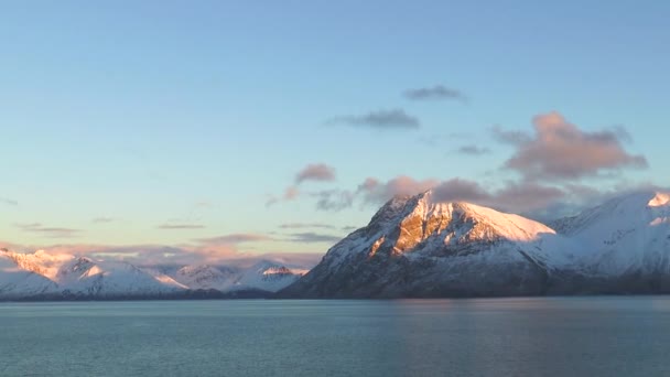 Piękny Zachód Słońca Dramatyczne Niebo Arktyczny Krajobraz Lodowiec Arktyczny Region — Wideo stockowe