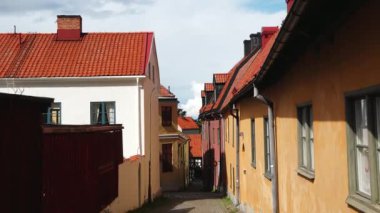 Visby İsveç. Sokak manzarası. Ortaçağ şehri. İsveç 'i buldum. Baltık Denizi 'ndeki İsveç adasında bir kasaba. İsveç 'te popüler turizm beldesi.
