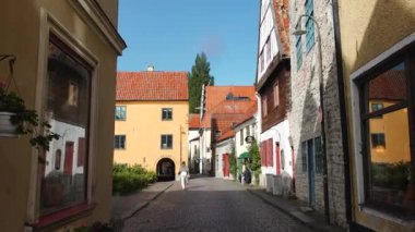 Visby İsveç. Sokak manzarası. Ortaçağ şehri. İsveç 'i buldum. Baltık Denizi 'ndeki İsveç adasında bir kasaba. İsveç 'te popüler turizm beldesi.