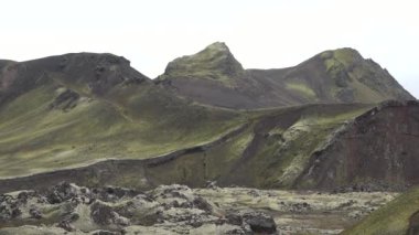 İzlanda 'nın manzaraları. Kutup doğasının güzelliği. İzlanda 'daki kutup manzarası, güzel İzlanda arazileri ve kırsal kesimlerdeki yollar..