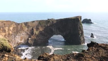 İzlanda 'nın manzaraları. Kutup doğasının güzelliği. İzlanda 'daki kutup manzarası, güzel İzlanda arazileri ve kırsal kesimlerdeki yollar..