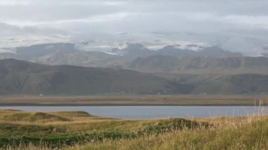 İzlanda 'nın manzaraları. Kutup doğasının güzelliği. İzlanda 'daki kutup manzarası, güzel İzlanda arazileri ve kırsal kesimlerdeki yollar..