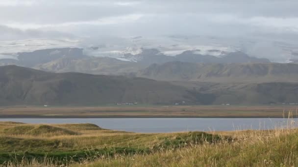 アイスランドの風景 北極の自然の美しさ アイスランドの北極の風景 田舎の美しいアイスランドの畑と道路 — ストック動画