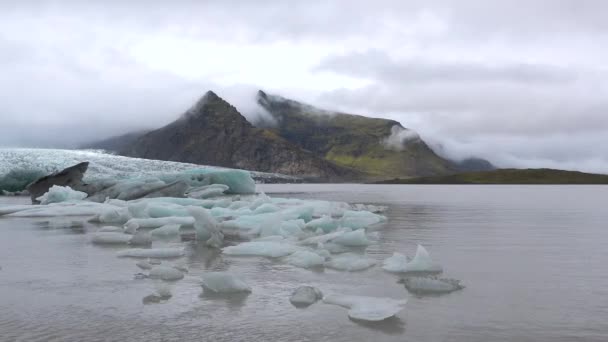 冰山和全球变暖 冰山正在青绿色的海洋湾融化 极地自然环境中的冰川 北极冬季景观和全球变暖问题 冰岛的风景 生态与气候变化 — 图库视频影像