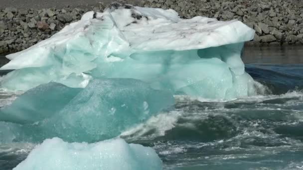アイスバーグと地球温暖化 氷山はターコイズの海湾で溶けている 極地の自然環境における氷河 北極の冬の風景と地球温暖化の問題 アイスランドの風景 生態学と気候変動について — ストック動画