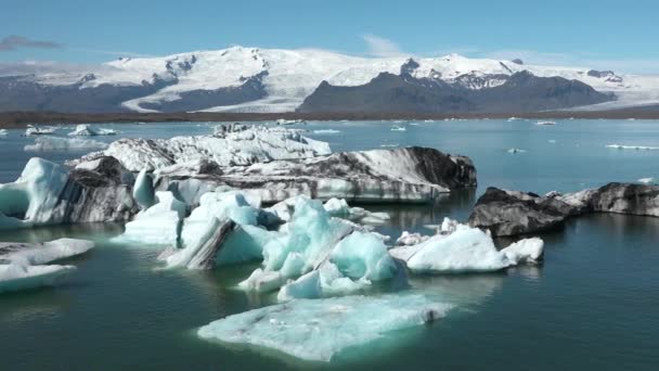 冰山和全球变暖 冰山正在青绿色的海洋湾融化 极地自然环境中的冰川 北极冬季景观和全球变暖问题 冰岛的风景 生态与气候变化 — 图库视频影像