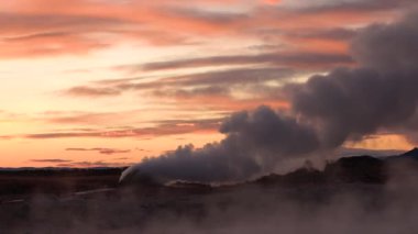 İzlanda. Dumanlı Dünya. İzlanda 'nın manzaraları. Kutup doğasının güzelliği. İzlanda 'daki kutup manzarası, güzel İzlanda arazileri ve kırsal kesimlerdeki yollar. Fümerol patlaması.